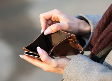 списывают ли приставы материнский капитал со счетов должников в банках - фото - 1